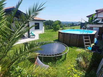 Cottage pour 2 personnes, avec jardin et piscine ainsi que vue et bassin pour enfant à Ustaritz