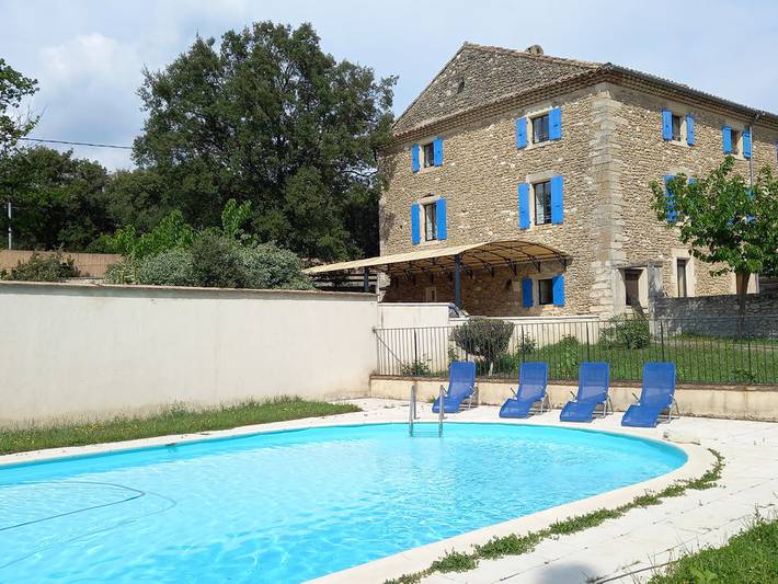 Gîte pour 18 personnes, avec terrasse ainsi que jardin et piscine, animaux acceptés