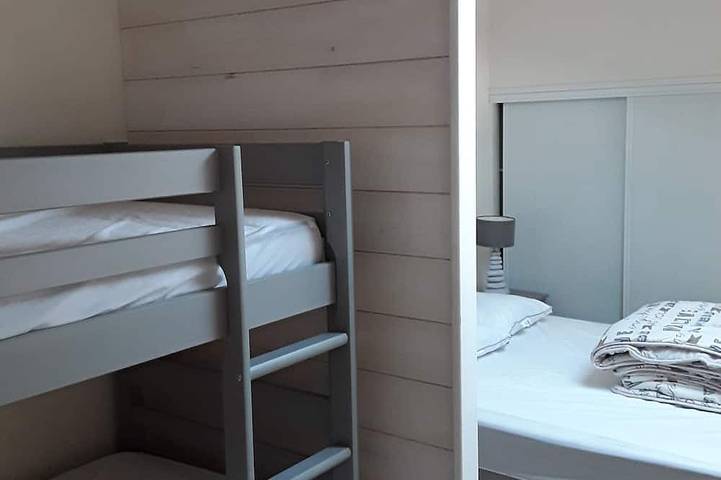 Location de vacances pour 4 personnes, avec terrasse ainsi que piscine et jardin dans Plage de La Parée - 3