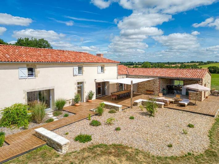 Location de vacances pour 15 personnes, avec Jacuzzi et Terrasse ainsi que Jardin et Piscine à Sainte-Cécile (Vendée)