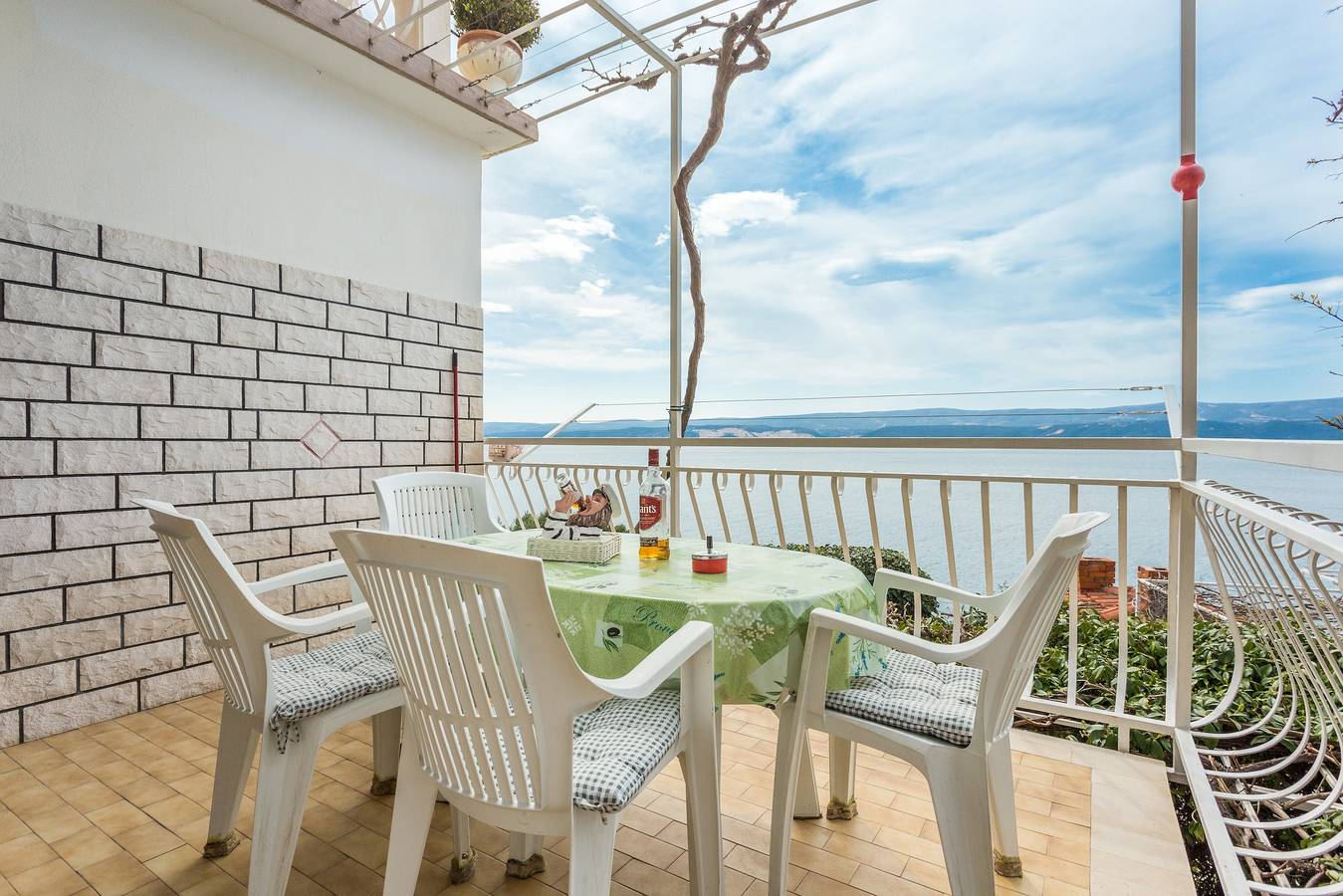 Ganze Wohnung, 2-Zimmer-Ferienwohnung mit Terrasse und Meerblick Stanici, Omis A-1028-a in Stanici, Omis-Riviera