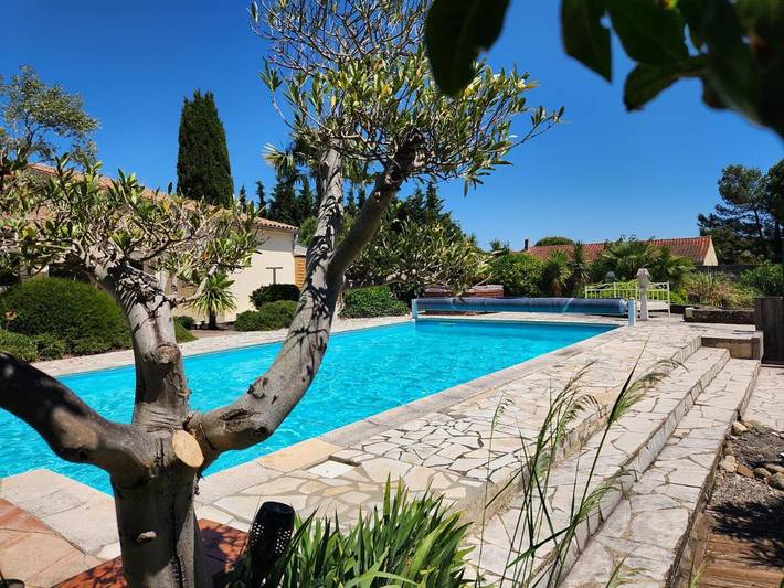 Location de vacances pour 2 personnes, avec terrasse et jardin ainsi que jacuzzi et piscine à Malves-en-Minervois