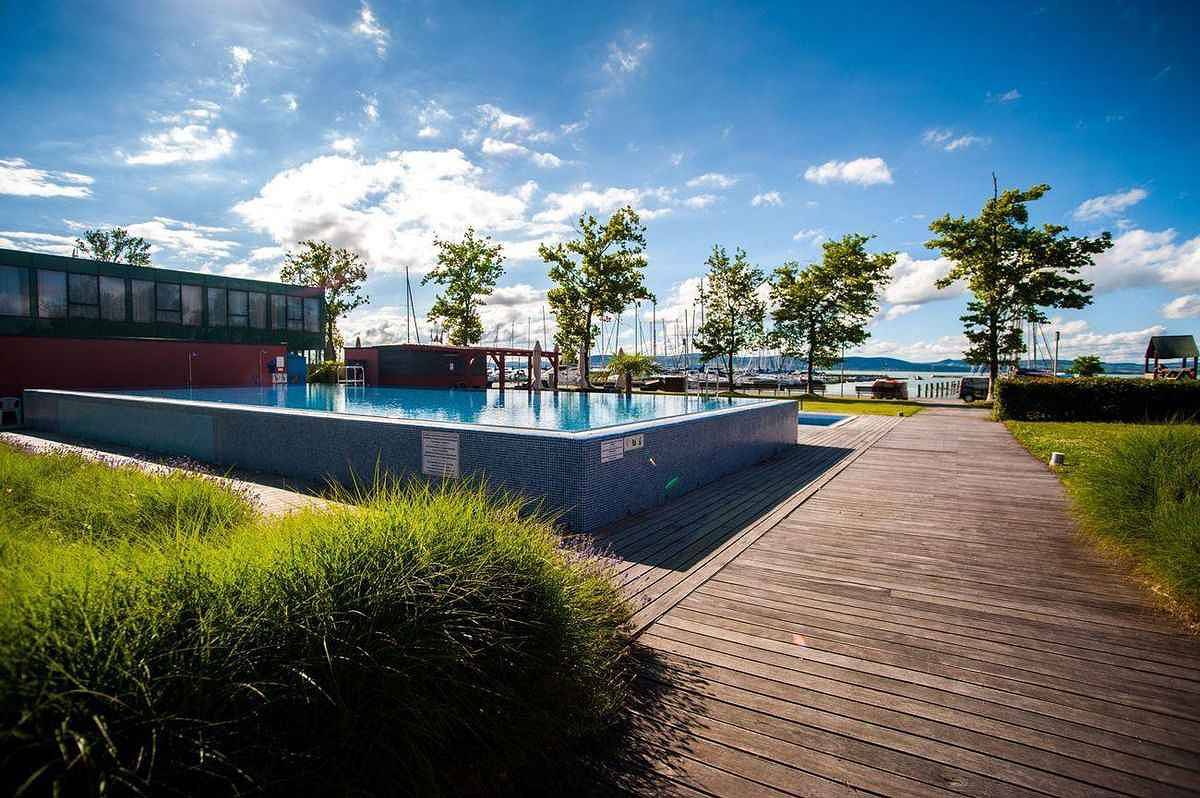 Ganze Ferienwohnung, Ferienwohnung direkt am Wasser mit eigenem Strand, Wlan und Klimaanlage in Balatonlelle, Plattensee Südufer