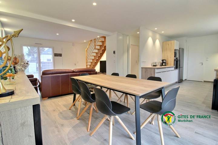 Gîte pour 8 personnes, avec jardin ainsi que piscine et terrasse à Le Tour-du-Parc - 2