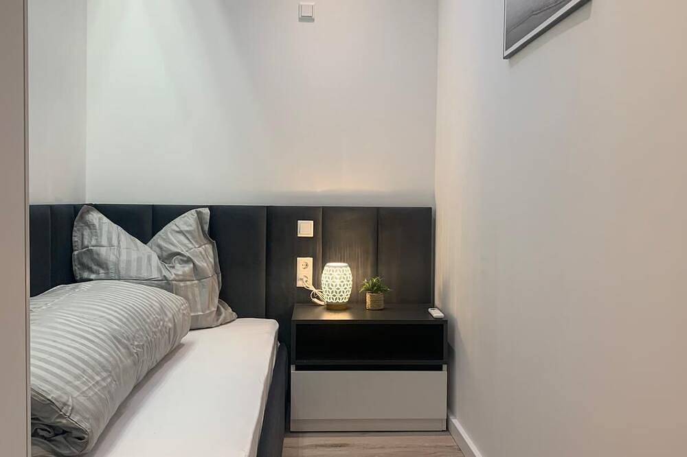 Haus 2: 8 hochwertige Ferienhäuser mit privater Sauna & Jacuzzi am Süßen See in Seegebiet Mansfelder Land, Saale-Unstrut