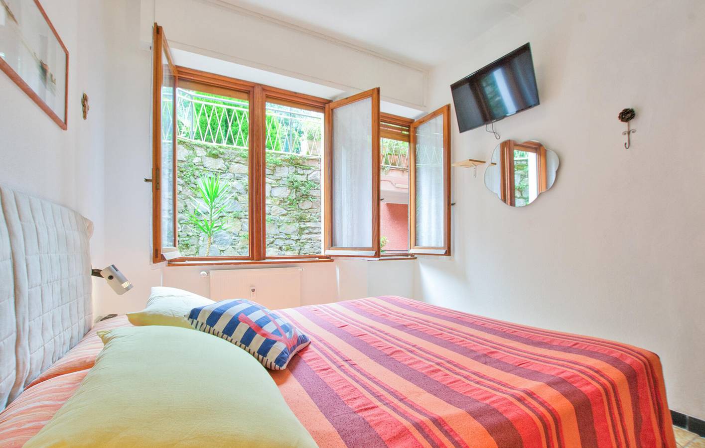 Ganze Ferienwohnung, Modernes Apartment mit Terrasse, WLAN und Parkplatz in der Nähe des Strandes von Pomaro in Zoagli, Riviera di Levante