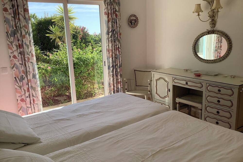 Lovely Traditional Villa With Private Pool, Garden and Magnificent Sea Views in Luz, Faro Distrikt