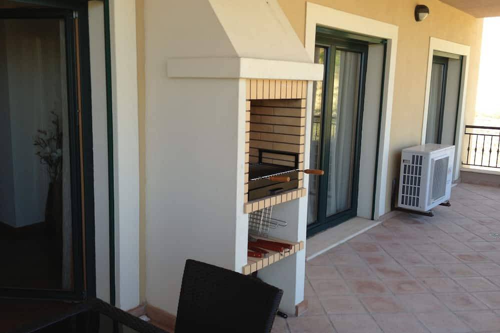Appartamento intero, Luxury 2 Bed / 2 Bath Apartment, A / C, Wifi Gratuito, Piscina, a 5 Minuti Dalla Spiaggia in Praia do Burgau, Parque Natural do Sudoeste Alentejano e Costa Vicentina