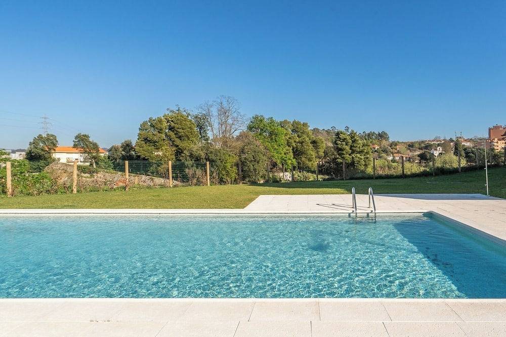 Apartamento inteiro, Colourful Luxurious Flat w/ Balcony and Pool in Oliveira do Douro, Distrito do Porto