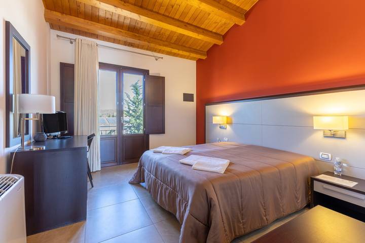 Tramuntana Room with Shared Pool, Terrace, and Wi-Fi in Mazzarino, Caltanissetta Province