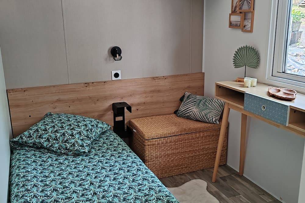 Country getaway in a mobile home, 40 minutes from the beach, with a large terrace! in Baudio, Pontivy region