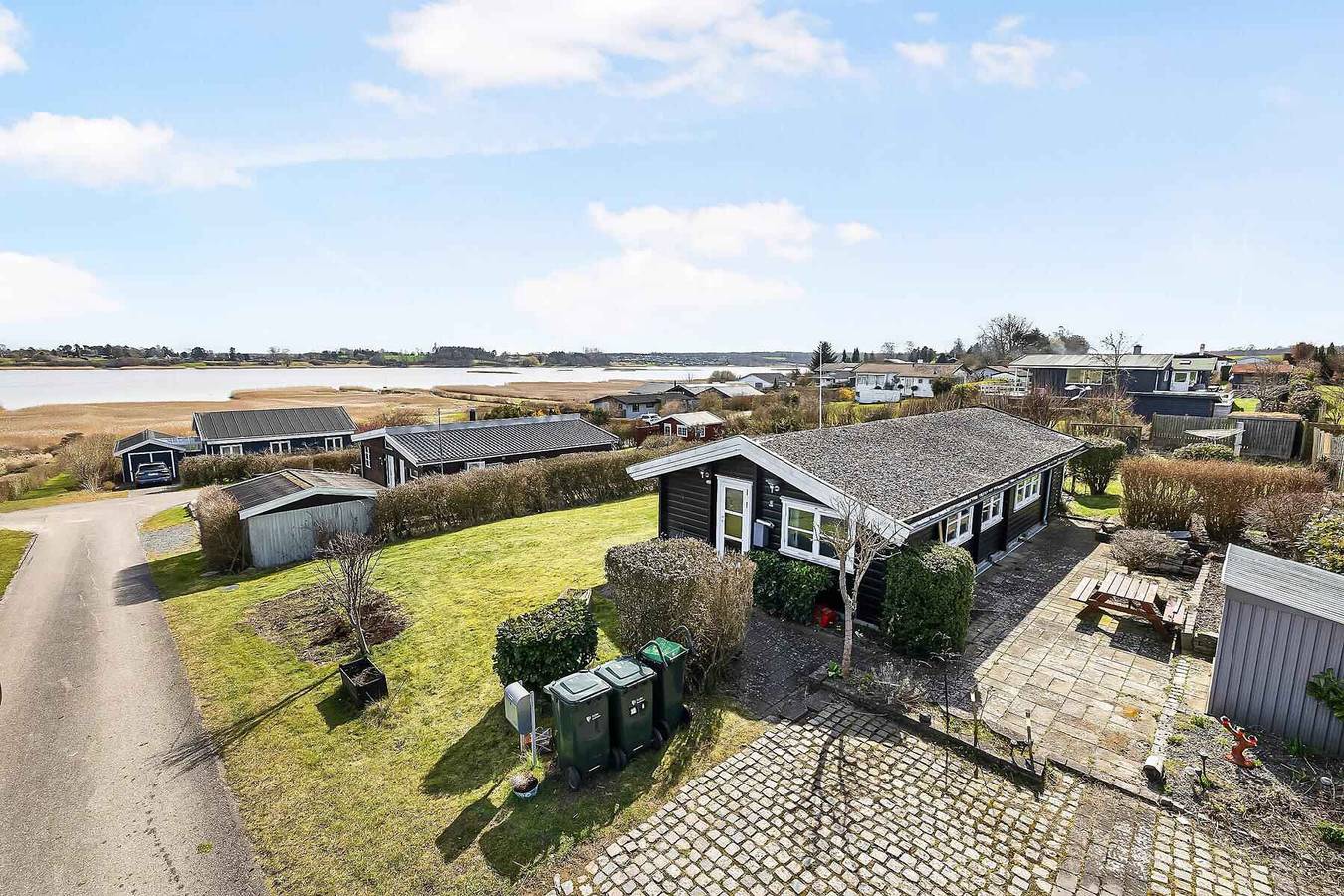 Gemütliche Blockhütte mit Blick auf das Wasser in Nordostseeland
