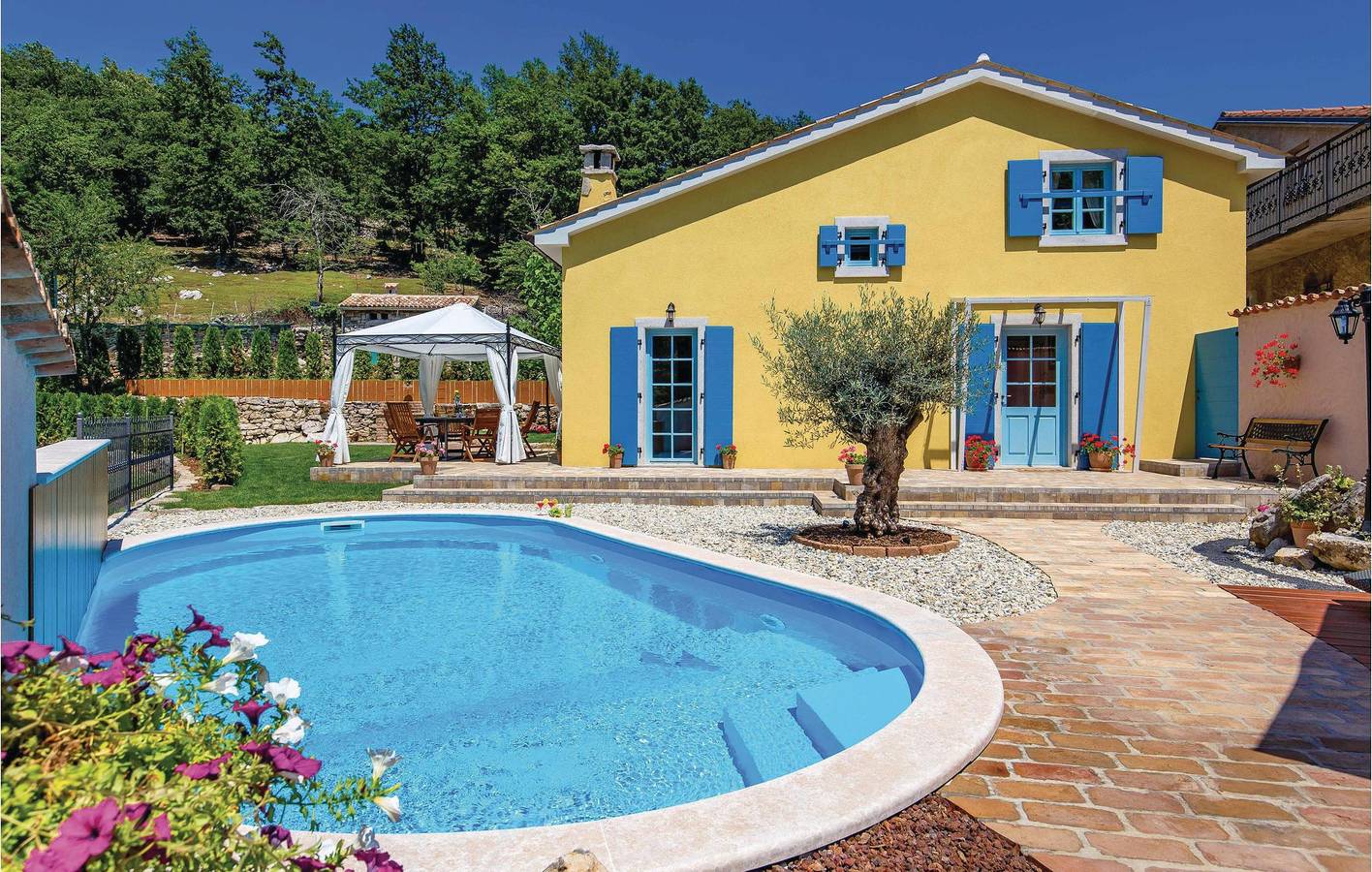 Gemütliche 75 m² große Ferienwohnung mit Pool, Terrasse und WLAN – der perfekte Urlaubsort! in Općina Matulji, Primorje-Gorski Kotar