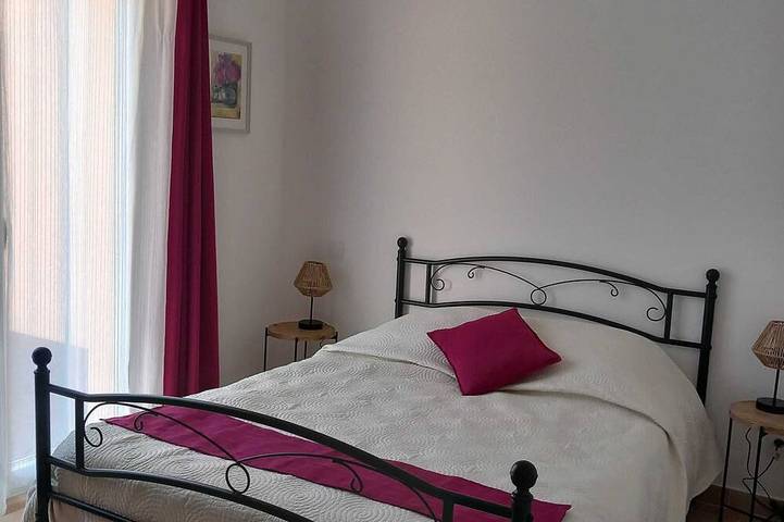 Amandier du Canigou A new, single-storey, detached house facing the Canigou mountains in Vernet-les-Bains, Parque Natural Regional de los Pirineos Catalanes