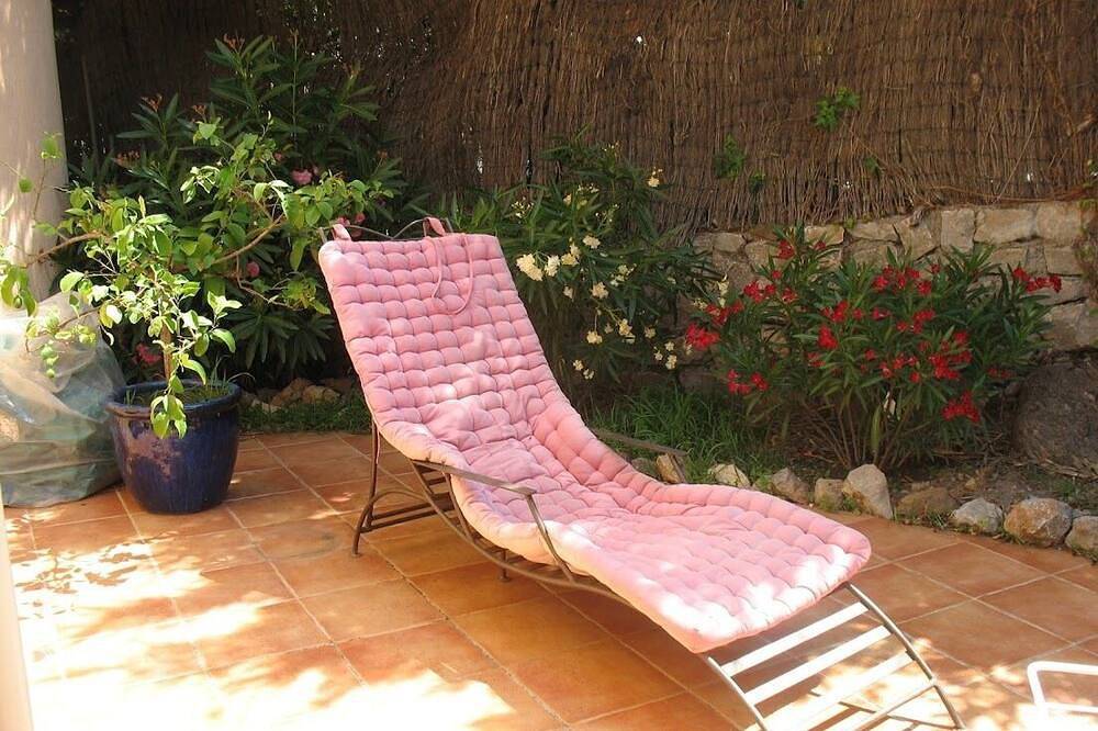 Apartamento entero, Cannes Croix des Gardes T2 con encanto, jardín privado, internet, piscina, garaje in Cannes, Region de Cannes