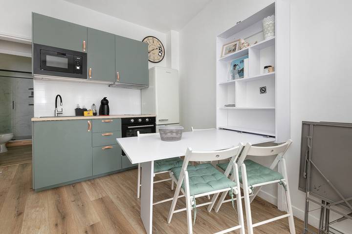Entire apartment, Apartment “Near the Sea, Ideal for 2” with Private Terrace in La Baule-Escoublac, Côte d'Amour