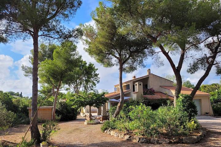Villa pour 9 personnes, avec terrasse ainsi que piscine et jardin à Saint-Cyr-sur-Mer