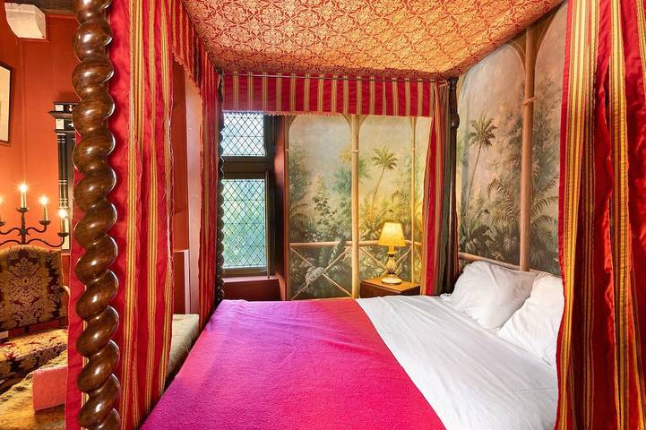 Chambre de l'Explorateur du Château de Château l'Evêque in Château-l'Évêque, Périgord Blanc