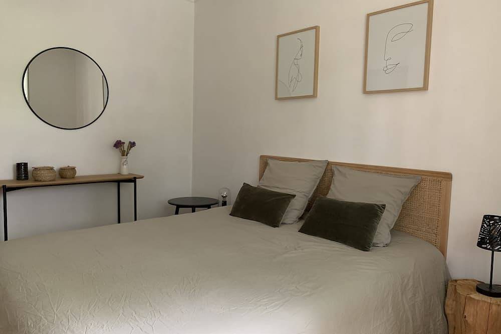 Neo-Breton house 200 m from the historic heart of Locronan in Locronan, Iroise