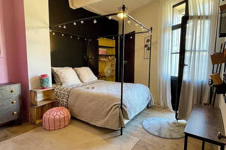 A Spacious 18th‑Century Townhouse with Roof Terrace & Mountain Views—Sleeps 10 in Prades, Prades region
