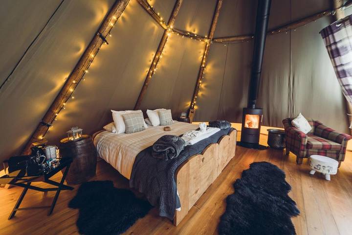 Glamping for 5 people, with Terrace and Hot tub as well as Garden in Staffordshire