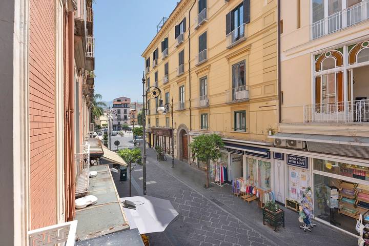 Sorrentina Guest House – Deluxe Double Room 2 with Balcony and Wi-Fi in Spiaggia pubblica di Sorrento, Sorrento