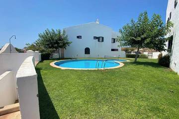 Gîte pour 7 personnes, avec balcon ainsi que jardin et piscine à Fornells