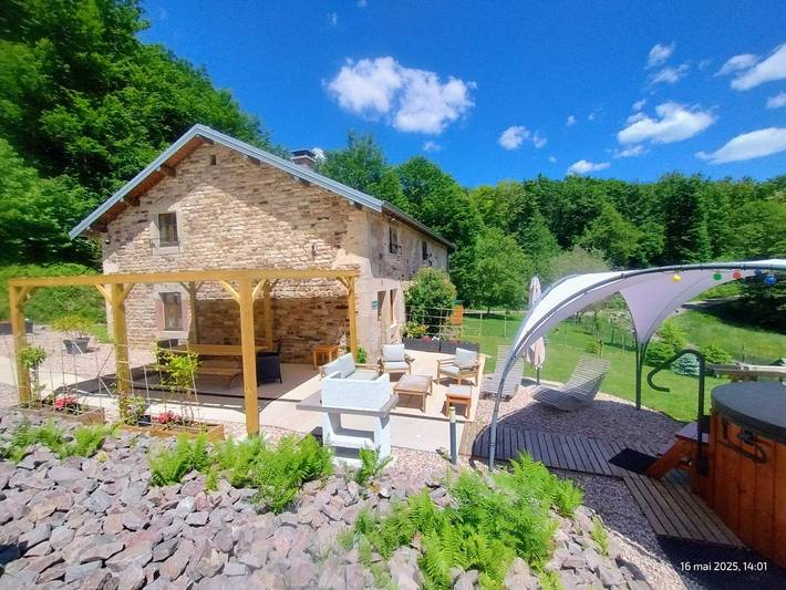 Gîte pour 6 personnes, avec jardin ainsi que terrasse et jacuzzi dans les Vosges