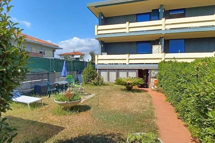 Ferienwohnung für 4 Personen, mit Garten in Marina di Carrara