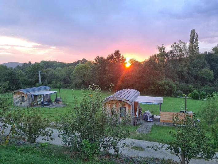 Chalet pour 3 personnes, avec vue et jardin ainsi que piscine et terrasse, animaux acceptés