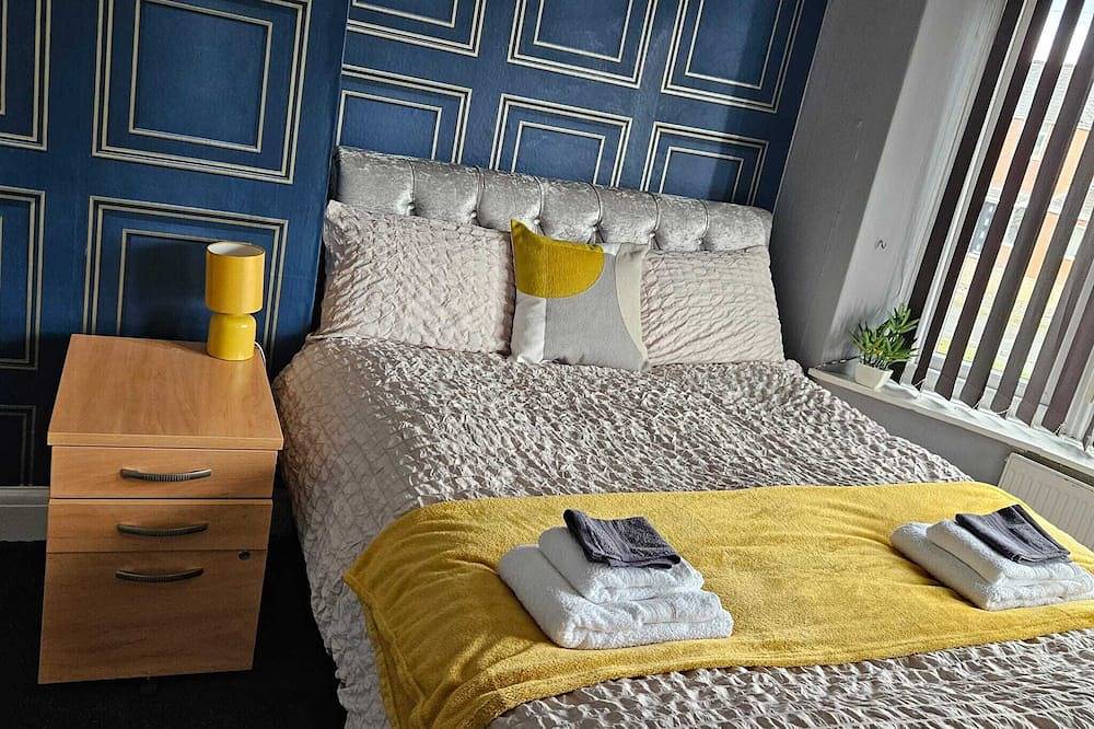 Aldwych House For Holidays, Contractors and Relocation with Free Parking &Wi-Fi in Preston, Lancashire