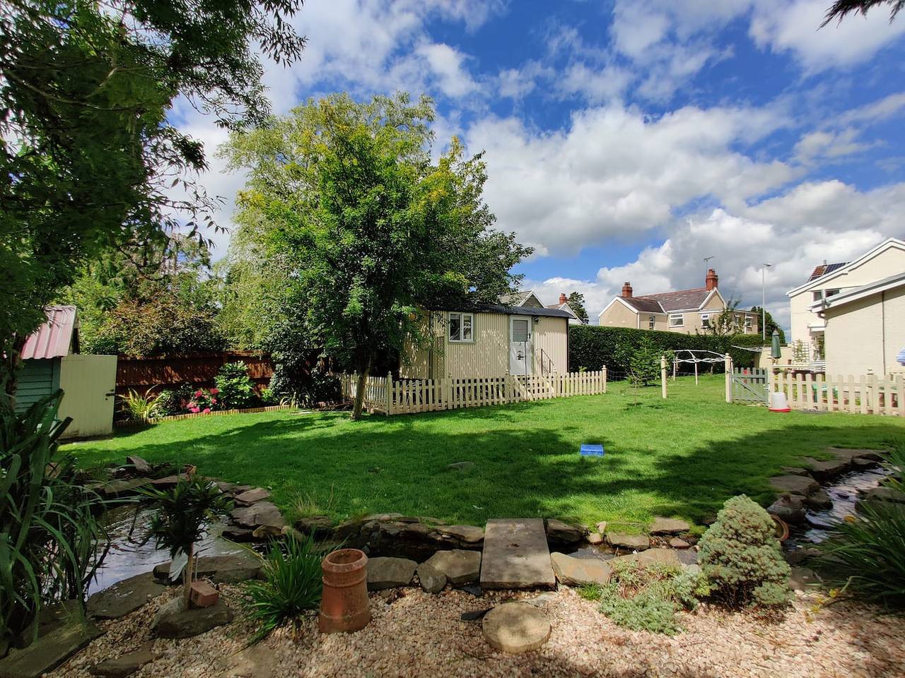 Entire apartment, Duck House - 1 Bed Shepherds Hut - Gower in Swansea region