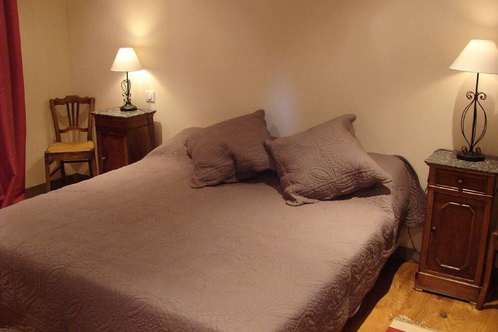 Large self-catering cottage ideal for a large family (sauna, spa, heated pool). in Saint-Sylvestre, Limoges region