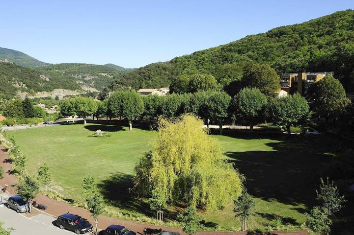 Location de vacances pour 3 personnes, avec terrasse et vue ainsi que sauna et piscine à Meyras - 4