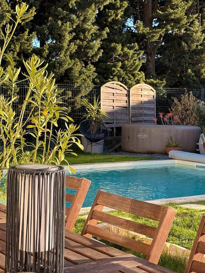 Maison avec piscine et jacuzzi proche Avignon in Sauveterre, Région de Nîmes