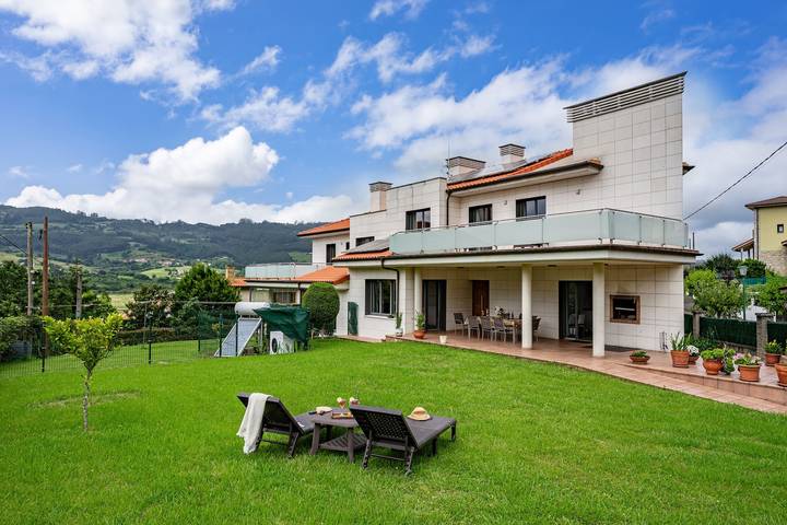 Casa rural para 11 personas, con Balcón y Jardín en Costa Verde