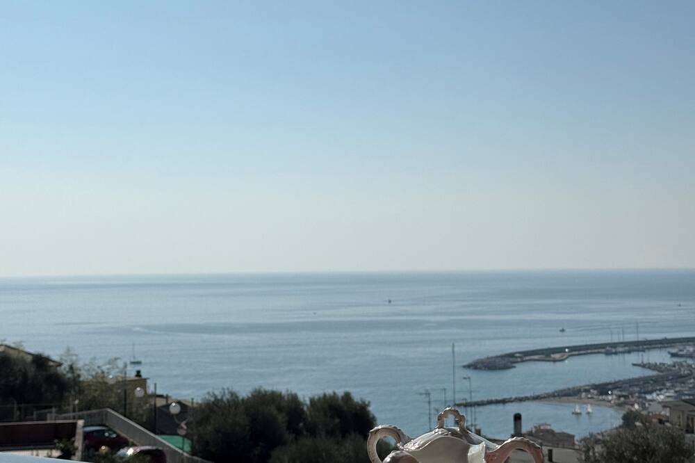 Appartamento intero, Il tuo rifugio a Varazze - vista spettacolare e mare a portata di mano! in Varazze (Città), Varazze