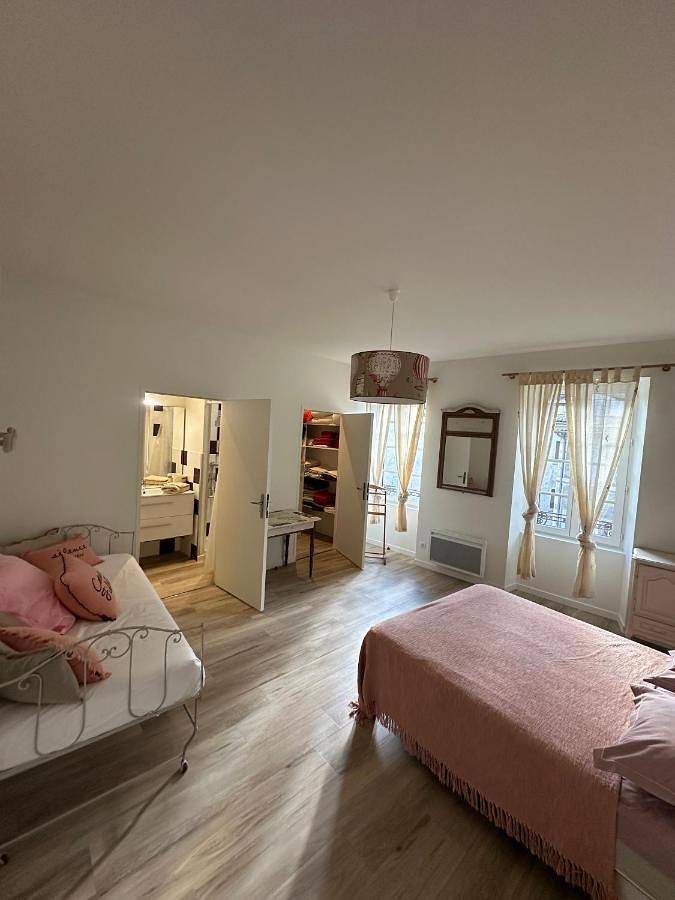Appartement entier, Three-Bedroom Apartment in Tournon-sur-Rhône, Région de Tournon-sur-Rhône