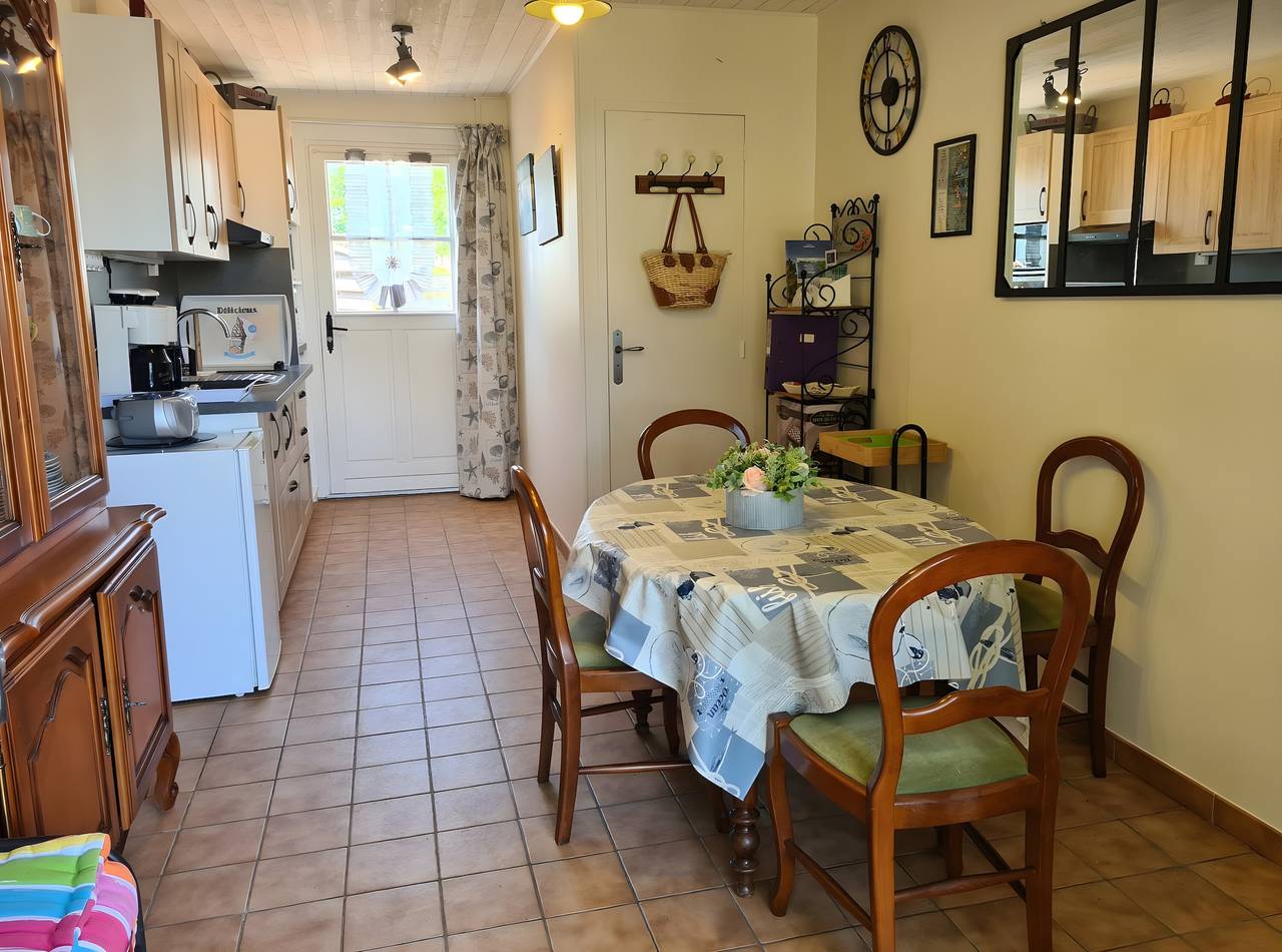 Chambre d’hôtes Jaune Campagnarde avec terrasse et jardin partagés, Wi-Fi in Saint-Lyphard, Région de Saint-Nazaire