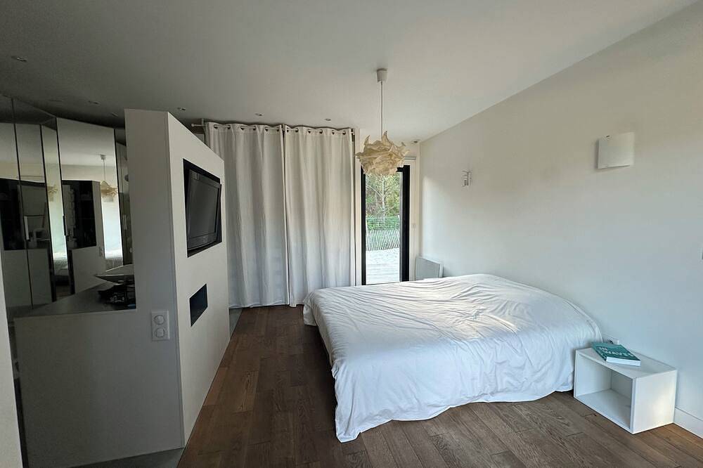 Maison contemporaine de 220m2 avec piscine chauffée à 15 mn de l'océan in Le Temple, Parc naturel régional du Médoc