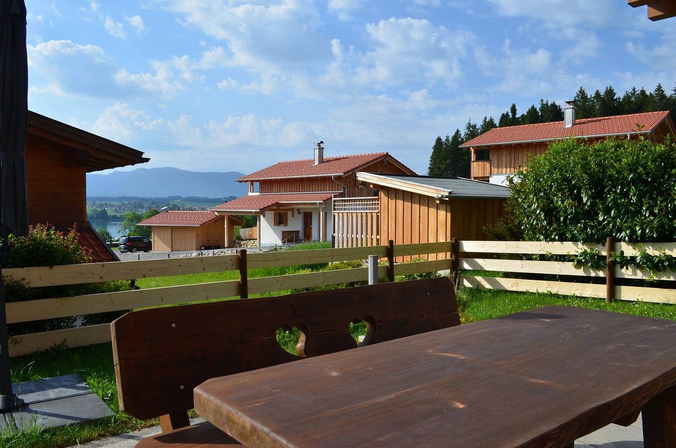 Freistehendes Ferienhaus im Feriendorf Via Claudia mit Kamin, Balkon u. Terrasse in Lechbruck am See, Bayerisch Schwaben
