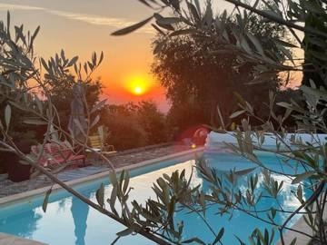 Gîte pour 8 personnes, avec vue ainsi que jardin et piscine à Planzolles