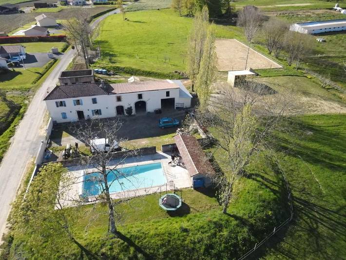 Gîte pour 2 personnes, avec piscine et jardin ainsi que terrasse et vue à Nassiet