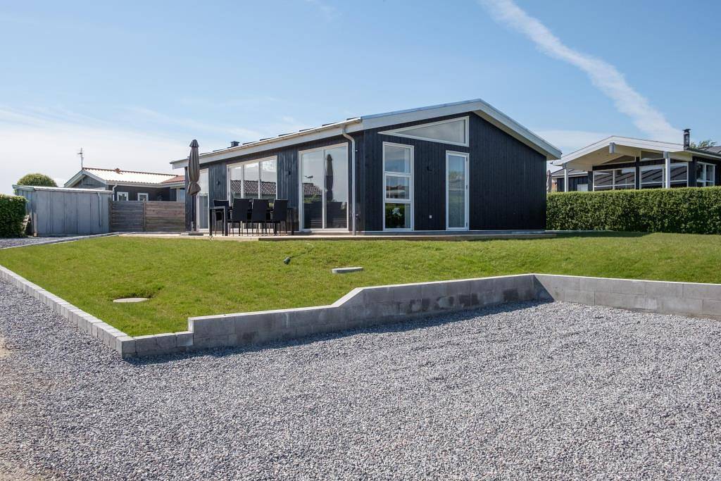 Neubau-Ferienhaus von 2019 auf erhöhter Naturgrund am Strand von Følle – nur 150 Meter vom Wasser in Følle Strand, Süddjursland
