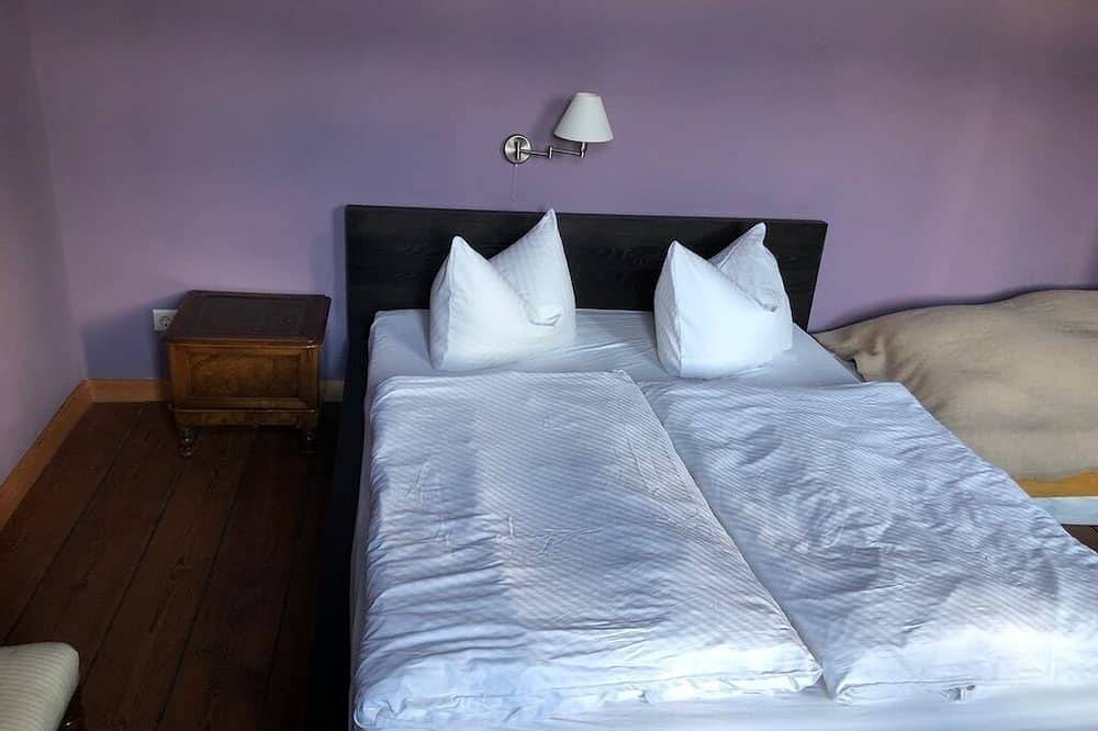 Ganze Wohnung, Romantischer Landbahnhof 1. Og, mit Gartensauna in Schwarz, Mecklenburgische Seenplatte