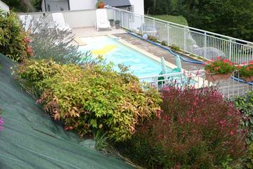 Gîte pour 4 personnes, avec piscine ainsi que terrasse et jardin dans les Hautes-Pyrénées