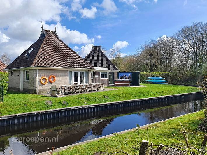 Vakantiehuis voor 20 personen, with Balkon/Terras and Whirlpool as well as Terras and Sauna in Nationaal Park De Alde Feanen