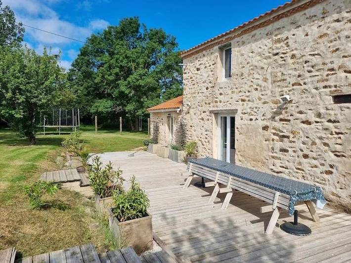 Location de vacances pour 14 personnes, avec vue ainsi que piscine et terrasse à Saint-Viaud - 4