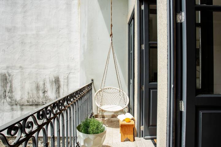 Entire studio, Studio Apartment 'Sunny Priorado - Vintage' with Balcony and Wi-Fi in Cedofeita, Porto
