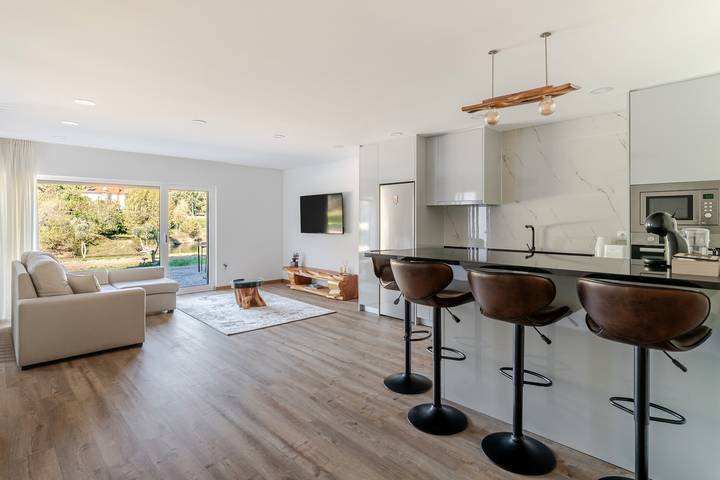 Location de vacances pour 3 personnes, avec vue sur le lac et jardin dans Rio Caldo